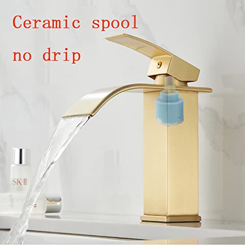 Robinet de lavabo cascade or brossé pour une routine matinale zen - 4