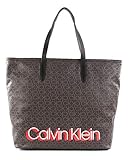 Dieser Calvin Klein Tasche erleichtert Ihren Alltag. Dank des großen Hauptfaches können Sie all Ihre Utensilien in ihr verstauen und mit dem verstellbaren Schulterriemens frei entscheiden, ob Sie die Tasche lieber als Shopper oder als Umhängetasche tragen möchten. Maße: 51 x 38 cm
