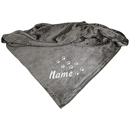 Schecker Mikrofaserdecke Premium - Pfotenspur mit Name Grau- 150 cm x 95 cm Bestickt mit dem Namen Ihres Hundes