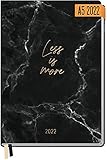 less deutsch ÜBERSICHTLICH, KLAR & ROBUST - Links ist die Arbeitswoche abgebildet, rechts das Wochenende mit viel Platz für Notizen, Inspirationen, Deadlines oder To-do-Listen. Außerdem: langlebige Fadenheftung und abwischbares Hardcover mit abgerundeten Ecken
