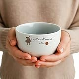 🐻 Un cadeau plein de tendresse pour un papa au grand cœur – Ce bol “Papa d’amour” décoré de jolis oursons est parfait pour dire “je t’aime” à son papa. ✏️ Personnalisation du prénom – Ajoutez le prénom de l’enfant pour un cadeau unique et touchant, à conserver longtemps. 💕 Design doux et attendrissant – Motif ourson adulte et ourson enfant symbolisant l’amour et la complicité entre père et enfant. ☕ Bol en céramique blanche 500 ml – Idéal pour le petit-déjeuner, le café ou le chocolat chaud. Passe au lave-vaisselle et au micro-ondes.