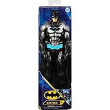 Detailgetreues Comic Design: Die Batman-Actionfigur im Tech-Look verfügt über 11 Bewegungspunkte und einen Stoffumhang für viele Action-Moves und ein authentisches Comic-Design