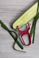 Victorinox RAPID Sparschäler, Gemüse, Gerader Schliff, Extra Scharf, Pendelklinge, Robuster Kunststoffgriff, für Links- und Rechtshänder – Ansicht 4
