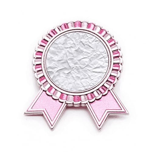 Broche blanche irrégulière à motif rose pour sublimer une tenue de bureau