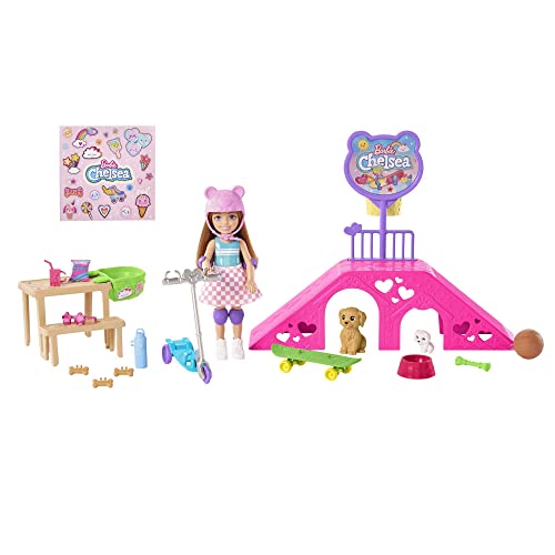 Barbie Coffret Chelsea, poupée et Accessoires, Coffret Skate-Park avec 2 Chiots, Rampe de Skate, Trottinette, Feuille d’Autocollants et 15 Accessoires...