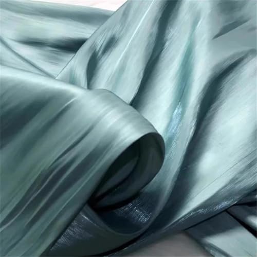 Tissu satiné noir pour coudre une jupe plissée chic lors de vos soirées