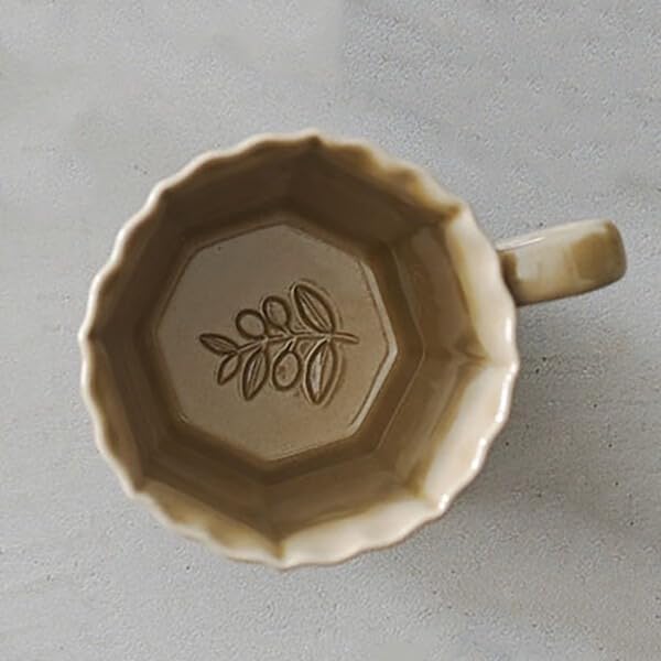 オリーヴのレリーフが美しいアンティーク調のマグカップ 直径9&times;高さ8.4cm 300ml 白 瀬戸焼 電子レンジ対応 食洗機対応 気