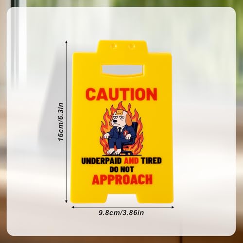 Do Not Approach Schilder, Lustige Schreibtisch Warnschilder Bürodekoration für Frauen Kollegen Sarkastische Schreibtischaccessoires (Unterbezahlt und Müde)