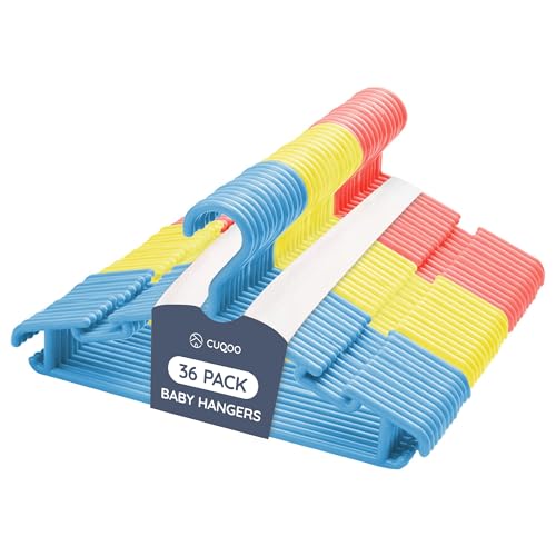 CUQOO Grucce per bambini – Confezione da 36 grucce in plastica resistente con bordi lisci e tacche antiscivolo, design salvaspazio multicolore per l'organizzazione dei vestiti di neonati e bambini