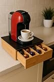 Design Elegante in Bambù: Porta capsule dal design moderno e caldo che si integra perfettamente con qualsiasi stile di cucina, con piano superiore in vetro temperato nero resistente e facile da pulire