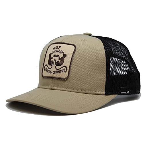 DRESSED IN MUSIC PLAY WITH ME Gorra Tipo Trucker Reciclada - Visera Curvada - Gorra Ajustable Snapback - Parche Bordado Surf Monkey® - Diseño de 6 Paneles - Surfing The Basque Country (Beige)