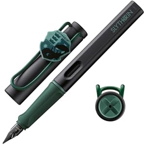 Lamy safari Harry Potter Slytherin Füller – Special Edition Füllhalter mit Wappen des Hauses - Stahlfeder in Strichbreite M – mit ergonomischen Griff – inkl. Tintenpatrone T10 blau – Rechtshänder