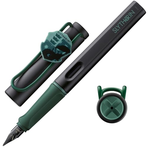 Lamy safari Harry Potter Slytherin™ Füller – Special Edition Füllhalter mit Wappen des Hauses - Stahlfeder in Strichbreite M – mit ergonomischen Griff – inkl. Tintenpatrone T10 blau – Rechtshänder