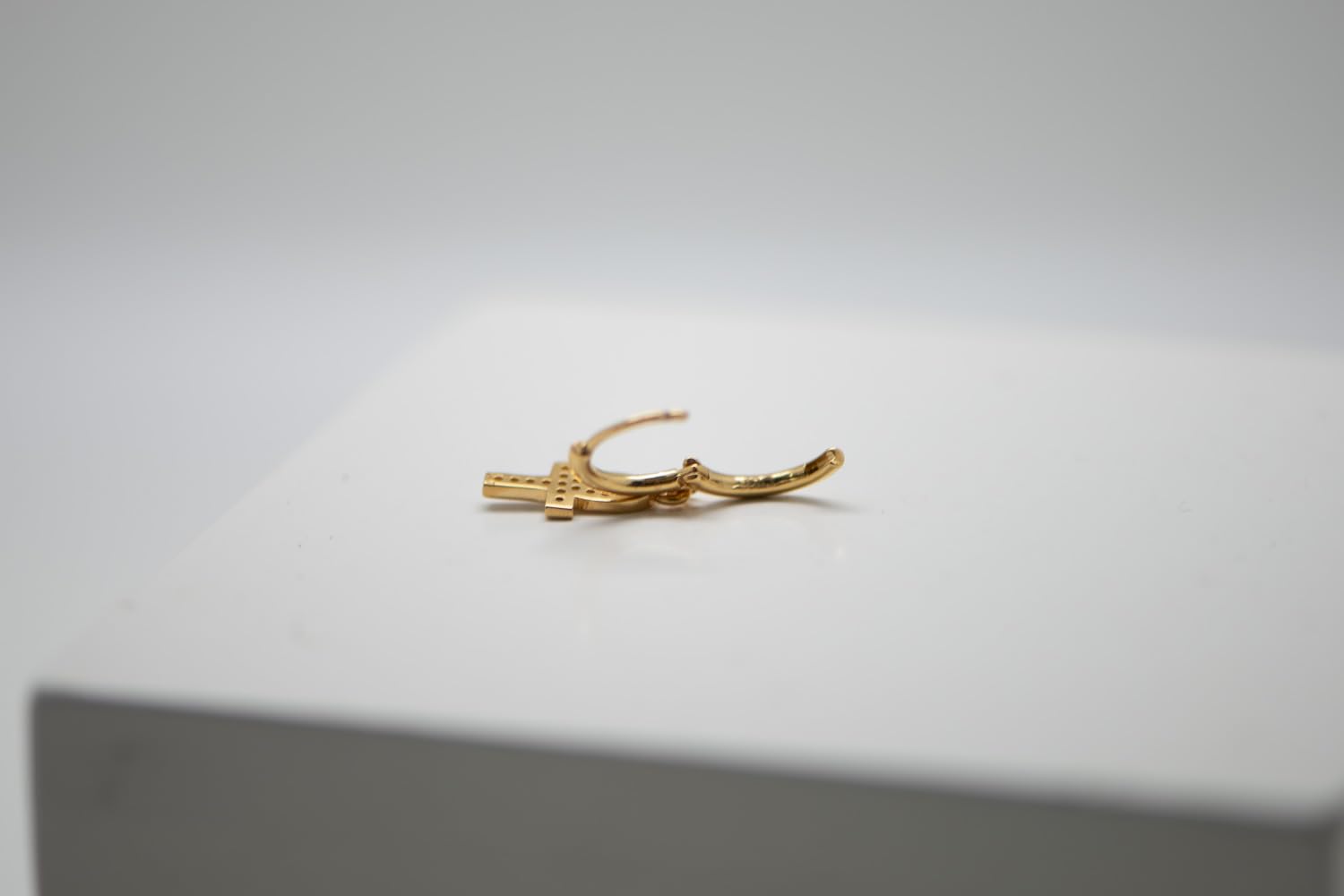 Pendientes Chapados en Oro de 18K (3 Micras) y Circonitas Blancas con cierre de Aro - Cruz Ankh del Antiguo Egipto (7 mm x 13 mm de pieza + 13 mm de cierre)