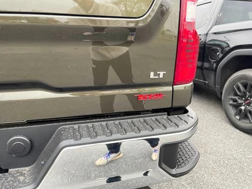 Insignia Trail Boss 3D roja con acabado premium para Silverado 2019-2026 4