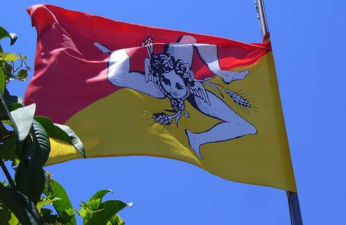 Bandiera Della Sicilia Pennellate Sventolando Bandiera Della Sicilia Su Sfondo Gm1673590712 536024873