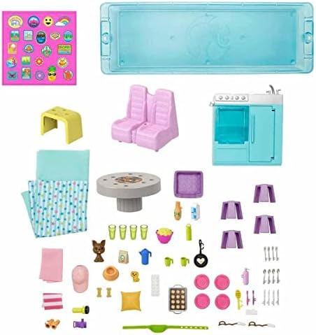 Barbie Dreamcamper Zestaw z kamperem z obracającymi się kółkami, 7 obszarami zabawy, basenem, zjeżdżalnią i ponad 60 akcesoriami kempingowymi, prezent dla dzieci od 3 roku życia, HCD46