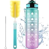 【32OZ Cita Motivacional y Marcador de Tiempo】Spopal botella de agua deportiva con pajita La botella con una muñequera portátil lo hace conveniente para la hidratación sobre la marcha. Impreso bien con una cita motivacional y un marcador de tiempo es perfecto para llevar un registro de la cantidad de agua que bebe cada momento del día y recordarle que debe mantenerse hidratado y beber lo suficiente a lo largo del día.