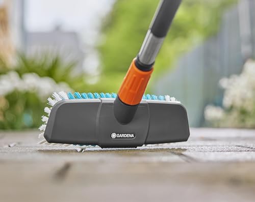 Gardena Cleansystem Stielbürste Hard: Bürste zum intensiven Reinigen von unempfindlichen Oberflächen, unterschiedlich Lange Borsten, Anschluss an Cleansystem Stiel, für größere Flächen (18816-20)