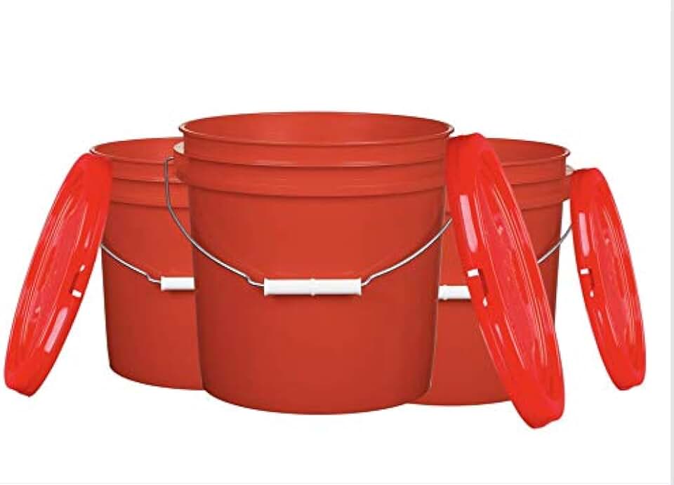 2 gallon plastic bucket with lid