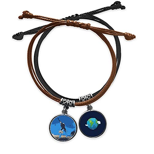 Pulsera de cuero estilo cartoon grotesco con fondo azul ideal para festivales urbanos