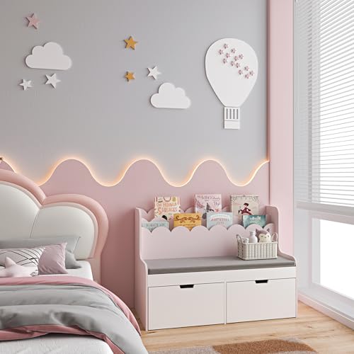 Il design, dolce e funzionale, è pensato su misura per i bambini: nella parte superiore, due vani ondulati accolgono libri e quaderni come se fossero esposti su una piccola scenografia da fiaba, sempre a portata di mano. La seduta, ampia e comoda, è arricchita da un morbido cuscino che invita a fermarsi, leggere o fantasticare.