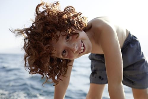 Kneipp naturkind Badeüberraschung Unterwasserparty - Sprudelnde Badeüberraschung mit Sammelfigur für Kinder Spielzeug für die Badewanne - Badespass Badekugel mit Johannisbeerduft - 1 Stück