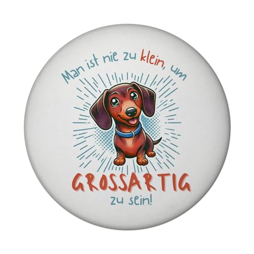 Dackel Magnet rund mit Spruch Nie zu klein f&uuml;r Gro&szlig;artigkeit Niedlich liebenswert und freundlich Der Dackel Magnet mit s&uuml;&szlig;em Gesichtsausdruck f&uuml;r Hundeliebhaber