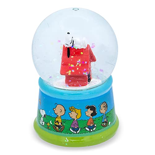 Silver Buffalo Peanuts Group Walk Outside Light Up Snow Globe 55 mm