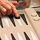 Yellow Mountain Imports Reise Backgammon Mini-Spielset, Izmir - Magnetische Spielsteine und 23,5 cm Brett in schicker Lederetui - Klassisches Strategiespiel