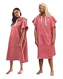 poncho toalla surf decathlon Las toallas de poncho de Vivida tienen un ajuste grande y extragrande para garantizar que tienen suficiente espacio para moverte mientras te mudas. Si prefieres un ajuste aerodinámico para tu bata con capucha, recuerda elegir una talla según la tabla de tallas. Tamaño M/L es 112 x 75 cm; tamaño S/M es 102 x 68 cm (largo x ancho)