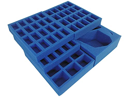 Le custodie per carte KR sono realizzate in solido cartoncino KLC ad alta densità, lo stesso utilizzato per l'archiviazione commerciale dei documenti. Questa scelta di materiale assicura che sia molto resistente e incredibilmente protettiva delle vostre miniature. Il coperchio avvolgente fornisce una protezione completa e il manico in plastica stampata a iniezione forma lo snaplock per la KR Multicase per fornire una custodia chiusa saldamente all'istante in cui è chiusa. Le dimensioni dello zaino2 sono: 450 x 310 x 160 mm e contiene la custodia della carta: 400 x 270 x 120 mm.