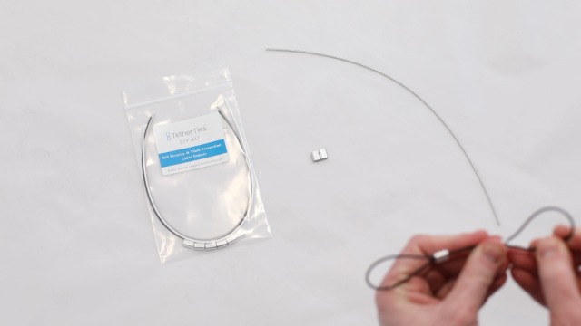 DIY TetherTies Kabelorganizer-Set – 30 Stück, Weiß, Mit Kostenloser Crimpzange – Sichert Adapter, Dongles & Werkzeuge