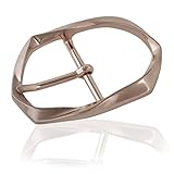 MATERIAL & DESIGN - Gürtelschnalle mit einer ovalen Grundform und stark abstrakten geometrischen Formen darauf | Das besondere an dieser Form ist, das sie an die asiatische Faltkunst Origami erinnert | Aus Metall, roségold poliert & gebürstet, Steg und Dorn sind mittig angeordnet | REACH-conformed, hautfreundlich auf Nickel getestet