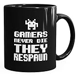 Imprescindible para los fans retro y los jugadores: taza de cerámica con gráficos de píxeles y texto "Gamers never die they respawn" de la marca MoonWorks