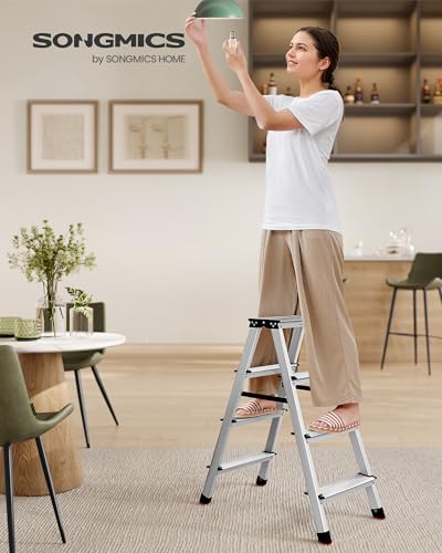 SONGMICS Leiter, Trittleiter, Aluleiter mit 4 rutschfesten Stufen, klappbar, Stehleiter, Mehrzweckleiter, bis 150 kg belastbar, Silbergrau-tintenschwarz GLT014E01