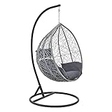 Einfach mal die Seele baumeln lassen - mit diesem Hängekorb dürfte das nicht schwer fallen. Der Rattan-Kokonsessel ist ein Ort der Entspannung und vermittelt ein angenehmes Lebensgefühl. Das stabile und wetterbeständige Gestell lässt sich durch seine tragfähige Konstruktion universell und vielerorts platzieren.