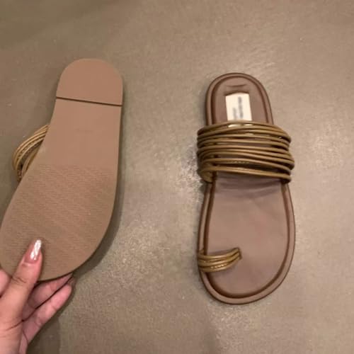 Wearing Toe Sandals with a Skirt and Flat Bottomed Square Toe Sandals on the Outside3