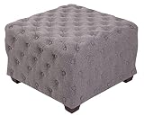 ESTILO: La otomana Nimes tiene un diseño moderno en estilo Chesterfield, representado en la forma de su tapizado y los botones decorativos. El taburete ofrece elegancia y se integra fácilmente en diferentes estancias y combina con diferentes estilos decorativos. Es ideal para el salón, dormitorio y zonas de descanso.