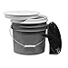 Produktbild detailmate komplettes Wasch Eimer Set für die Auto Reinigung: US Gallonen Eimer 3.5 Gal (ca. 12,5 Liter) grau, Gamma Seal Lid Deckel weiß, GritGuard Schmutz Einsatz schwarz/Waschboard schwarz