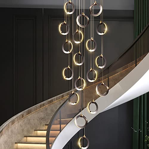 Luminaire suspendu doré pour illuminer un salon sombre avec style