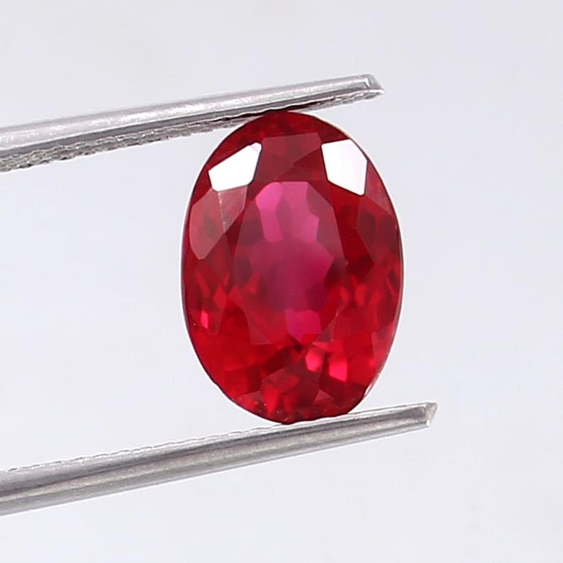 Rubis naturel ovale 8x11mm gemme taillée à facettes pour création de bijoux