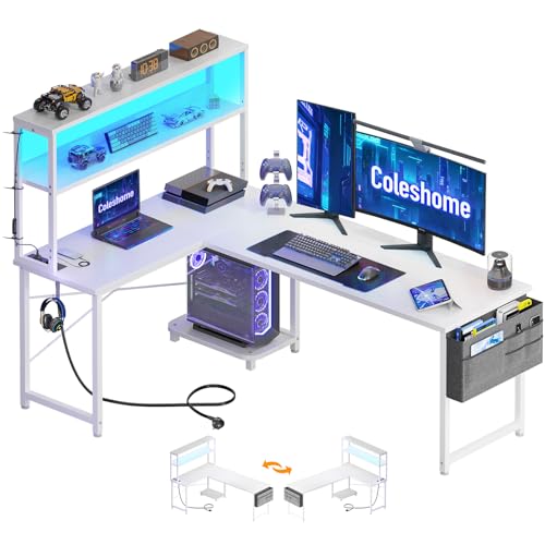 Coleshome Escritorio Gaming en L con LED y Enchufes, 155x100cm Escritorio Esquinero Reversible con Estantes, Mesa Gaming con Bolsa de Almacenamiento y Gancho para Jugadores, Blanco