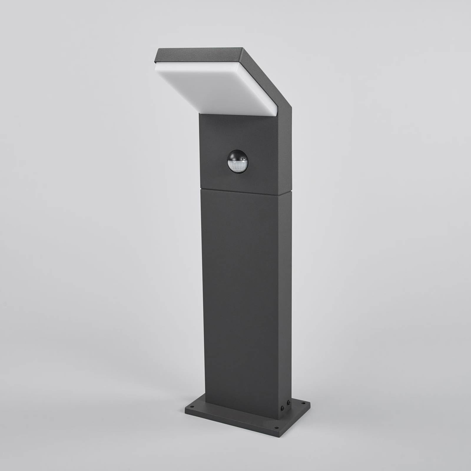 Arcchio LED Außenleuchte Yolena mit Bewegungsmelder (spritzwassergeschützt (Modern) in Schwarz aus Aluminium (1 flammig,) - Wegeleuchte Pollerleuchte Wegelampe Sockelleuchte