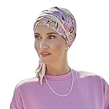 Este turbante de bambú fino está fabricado en una hermosa y clásica impresión en azul celeste con un pequeño detalle de color camel. Con todos estos detalles, puedes crear fácilmente tu propio look. Para ejemplar, dobla el interior sólido de la cabeza hacia arriba y crea otro contraste. Con tu turbante Beatrice tendrás opciones de estilo infinitas.
