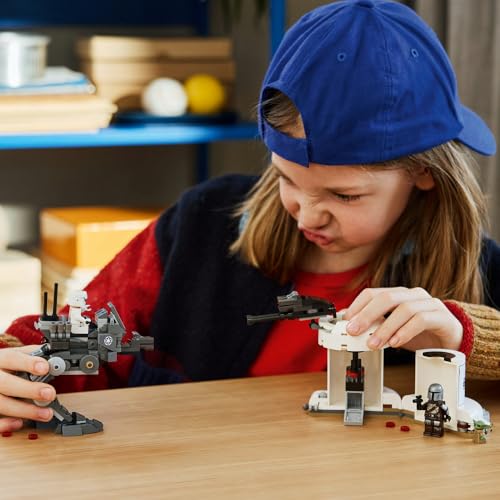 LEGO Star Wars Atak AT-RT, zestaw konstrukcyjny, interaktywna zabawka dla dzieci od 7 lat z minifigurką Mandalorianina i Grogu, pomysł na prezent dla chłopca i dziewczynki na urodziny 75444