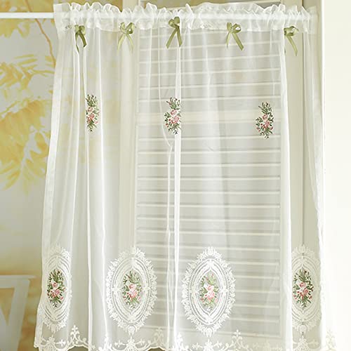 Cortinas cortas de encaje floral ideales para crear ambientes acogedores en casas de familia 7