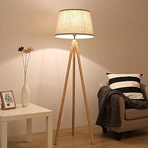 Depuley Lampadaire LED Trépied en Bois pour Salon, Lampe sur Pied Moderne Abat-Jour en Tissu Lin Beige 3000K Lumière Blanche Chaude (Ampoule E27 Inclus), Lampadaire Rétro pour Chambre, Bureau