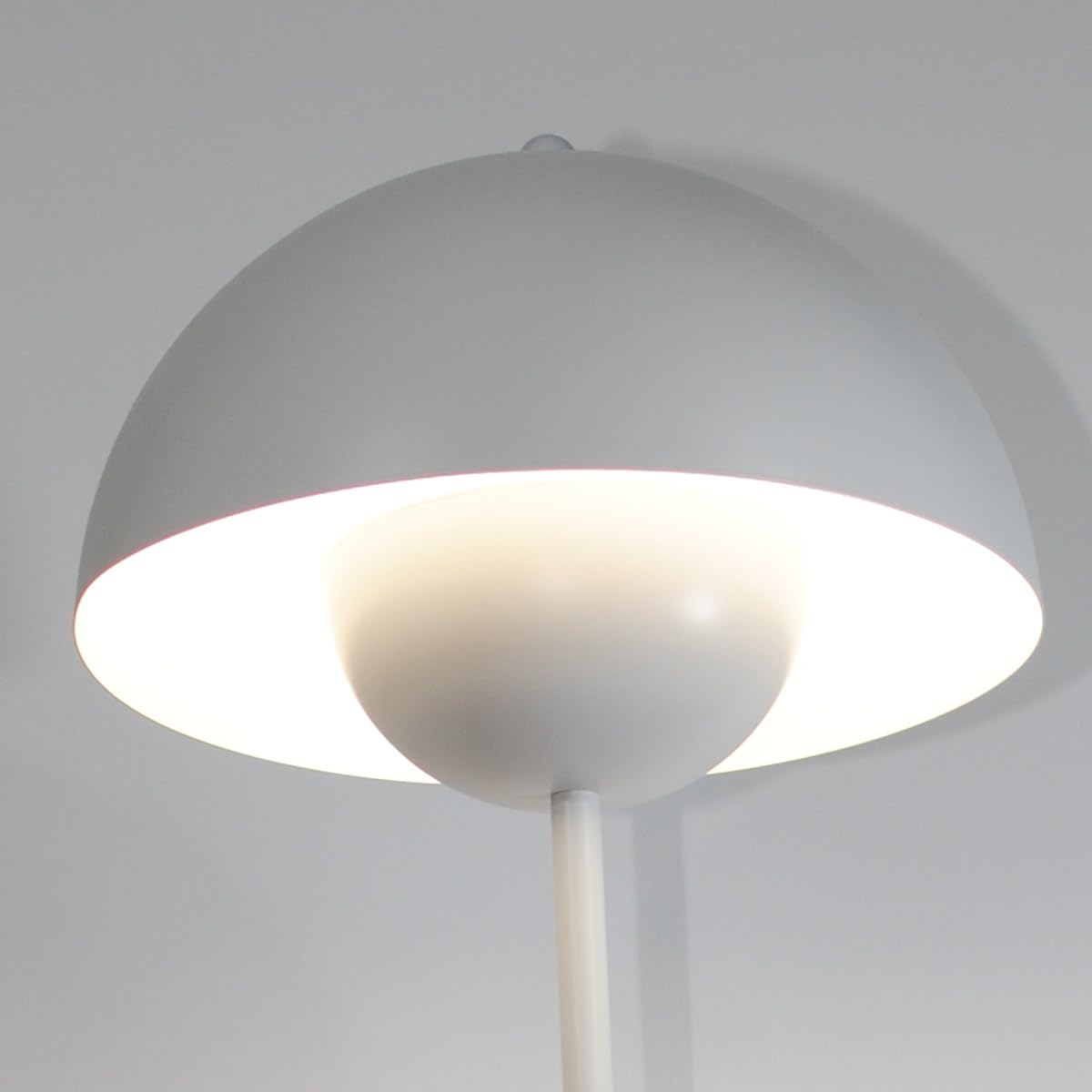 Alpinaluz Stalowa lampa podłogowa z wypukłym kloszem, styl skandynawski i retro, pośrednie oświetlenie skierowane w dół, gniazdo E27, przełącznik nożny, do salonu lub sypialni, biała