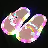 Antideslizante: equipado con una suela acolchada y forma de zapato, puede sostener bien el suelo y proteger a su hijo de caídas. La parte inferior y superior de las pantuflas tienen un diseño de textura antideslizante, un fuerte rendimiento antideslizante.